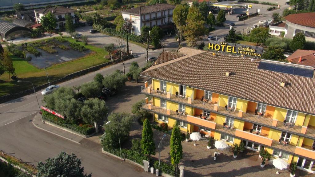 Hotel Confine Colà Exteriör bild